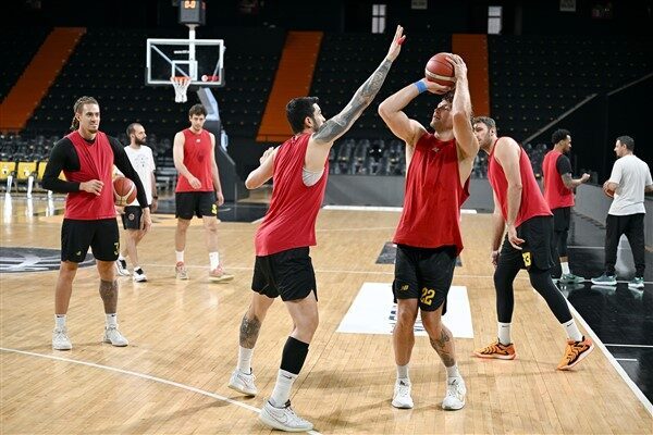 Takımın Servet Tazegül Spor Salonu’nda yaptığı antrenmanı ziyaret ederek, teknik