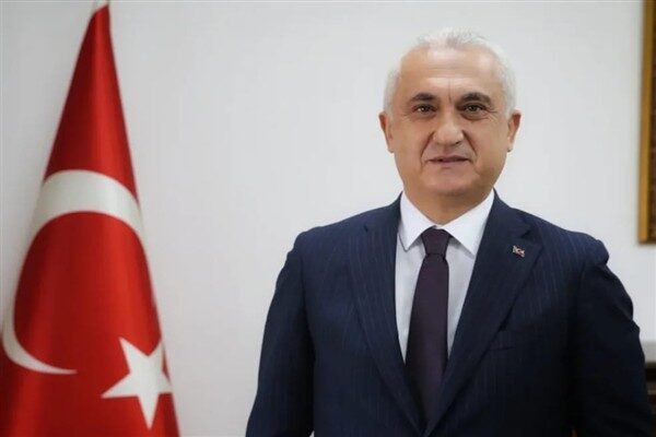 Vali Çakır, anneleri toplumun temeli olarak tanımlayarak, anneliğin merhamet ve
