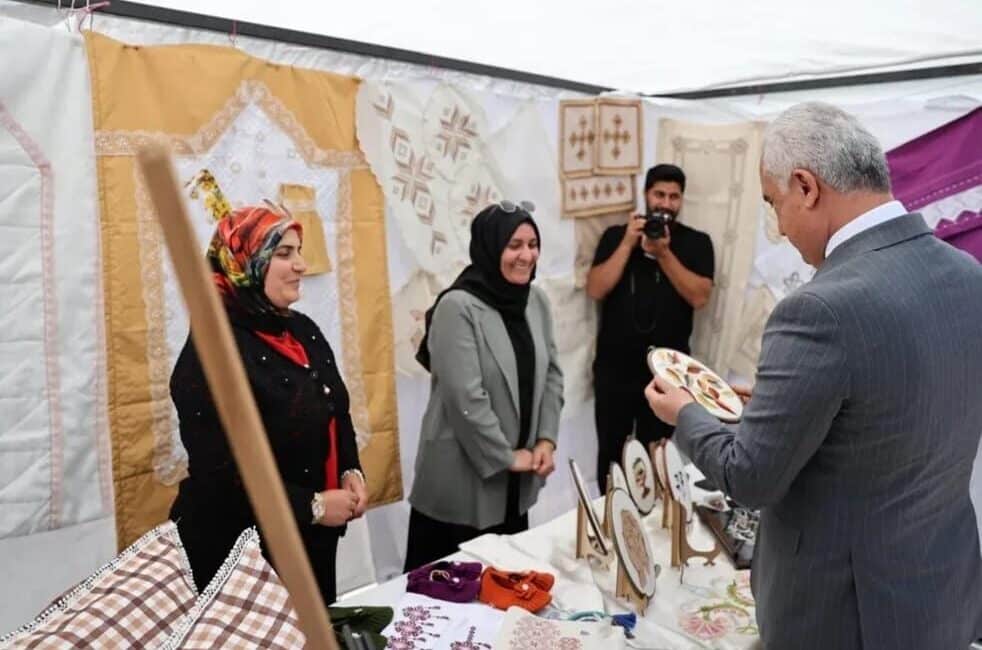 Muş Valisi Avni Çakır, eşi Bahar Çakır ve il protokolü,