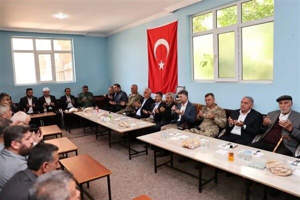 Programa Muş Valisi Avni Çakır, il protokolü, şehidin yakınları ve