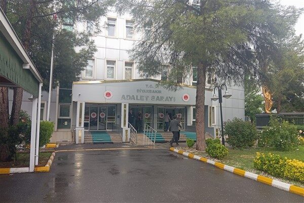 Diyarbakır Adliyesi'nde süren davada tutuklu sanıkların duruşmaya getirildiği, yeni delillerin