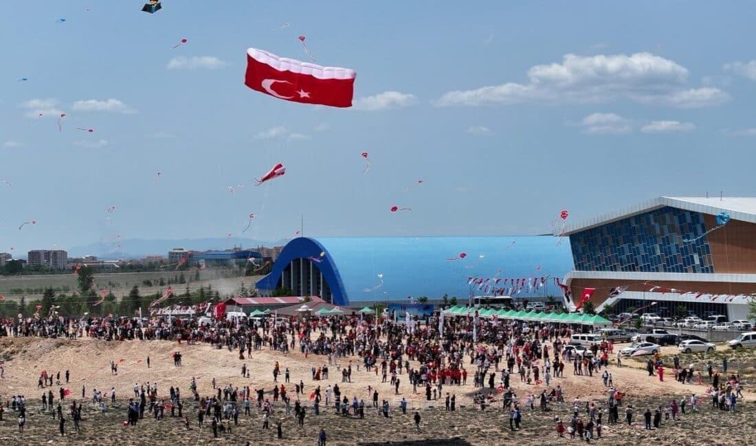 Kent Ormanı Arkası Atletizm Pisti’nde düzenlenen Uçurtma Şenliği saat 12.30’da