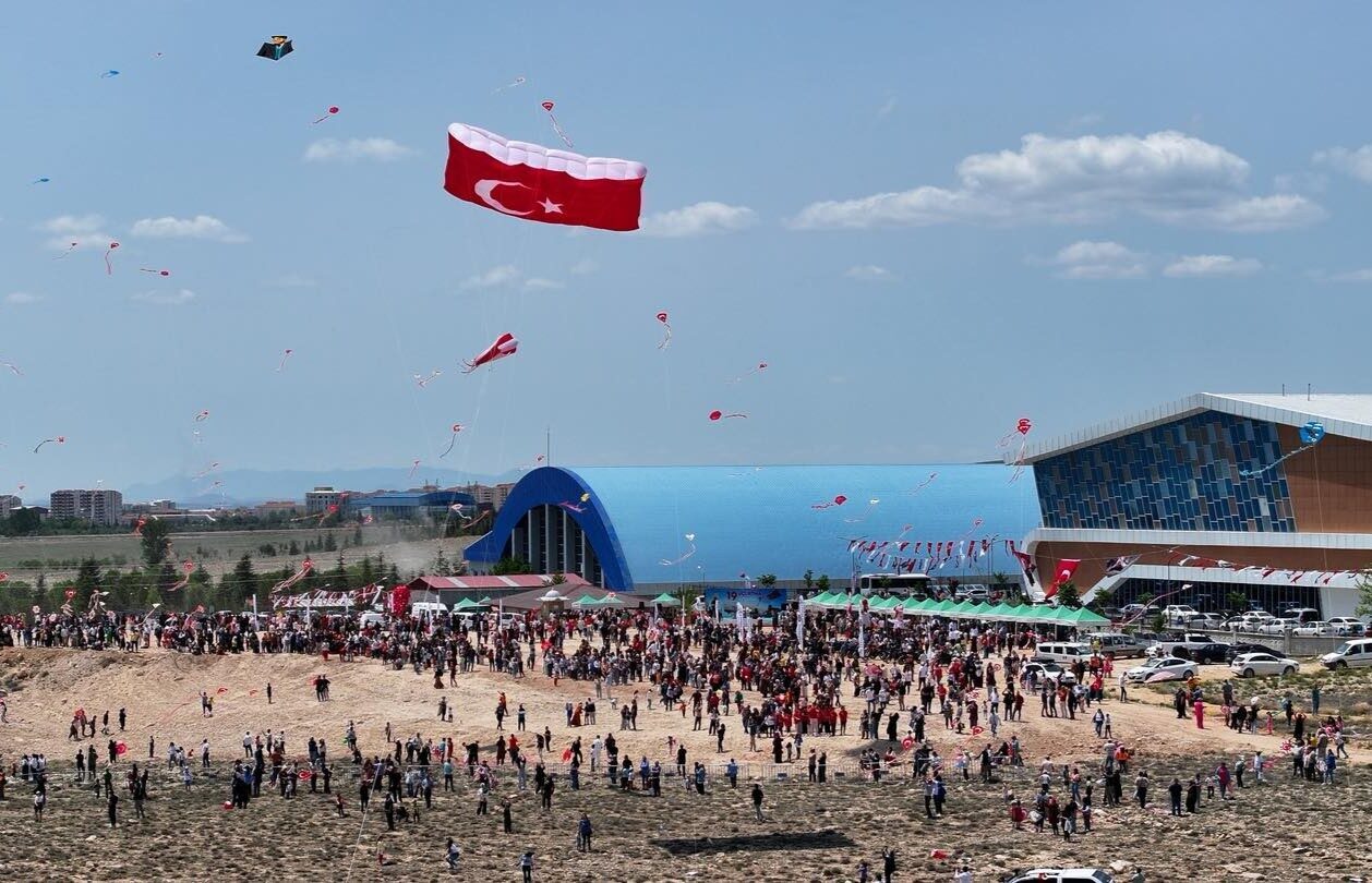 Kent Ormanı Arkası Atletizm Pisti’nde düzenlenen Uçurtma Şenliği saat 12.30’da