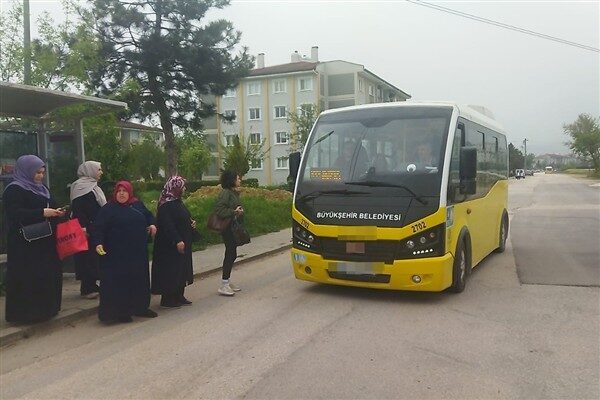 Bursa'nın Zafer Mahalle Muhtarı Halil Özçoban, sabah saatlerinde otobüs izdihamından