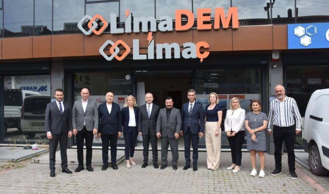 Nilüfer'de NİLTİMDER Yönetimi çalışmaları hakkında bilgi verirken, Kaymakam Murat Süzen,