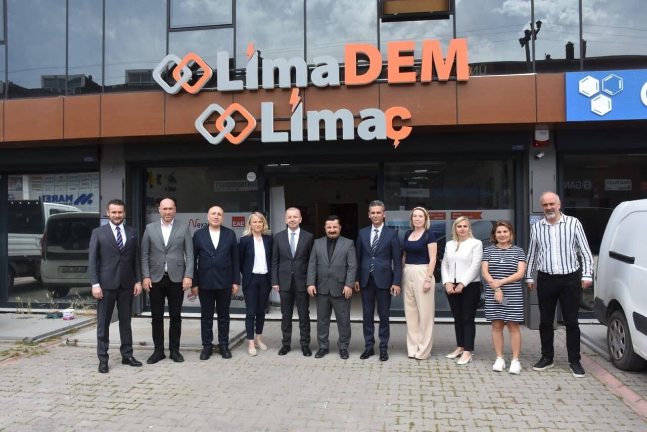 Nilüfer'de NİLTİMDER Yönetimi çalışmaları hakkında bilgi verirken, Kaymakam Murat Süzen,