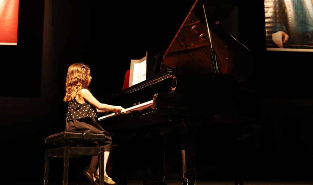 Nilüfer Belediyesi'nin müzik eğitim çalışmaları başarıyla tamamlandı. Öğrenciler farklı enstrümanlarla