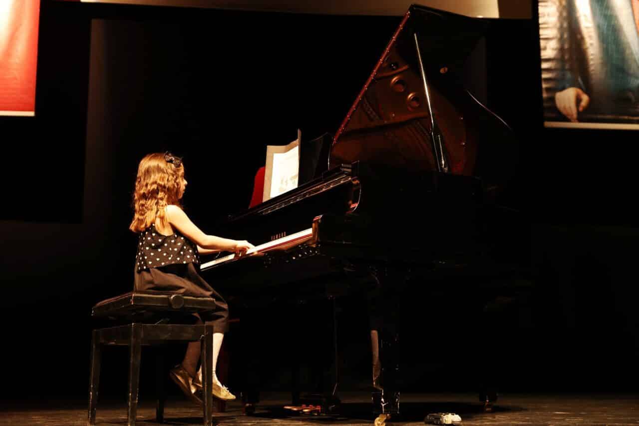 Nilüfer Belediyesi'nin müzik eğitim çalışmaları başarıyla tamamlandı. Öğrenciler farklı enstrümanlarla