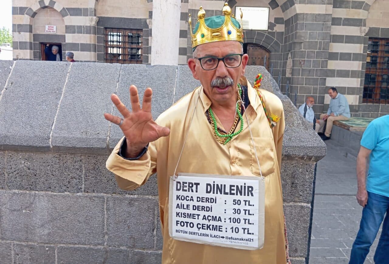 Nurettin Varlı, Diyarbakır’ın tarihi Sur ilçesinde “Dert Dinlenir” yazılı pankartıyla