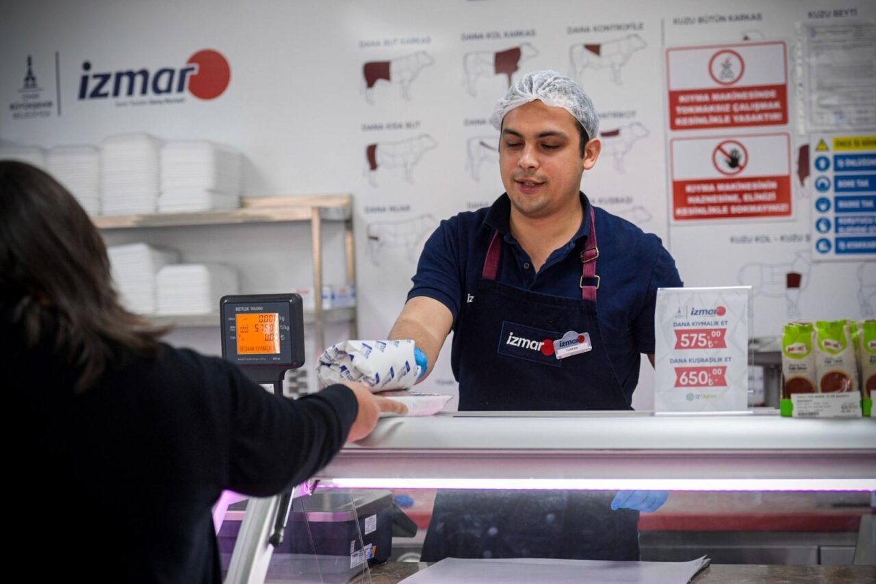 İZTARIM AŞ'ın işlettiği İzmir BŞB'nin İZMAR şubeleri, Cemil Tugay'ın öncülüğünde