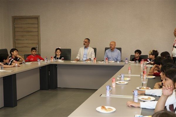 Eş Başkan Dündar, öğrencilerin belediyenin çalışmaları hakkındaki sorularını cevapladı. Ziyaretin