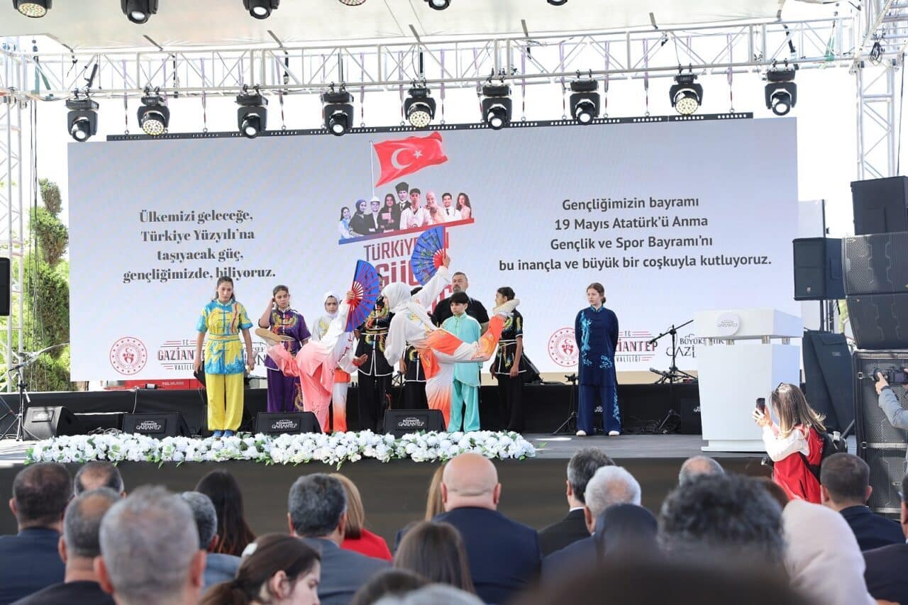 Gaziantep Büyükşehir Belediyesi’nin destekleriyle hazırlanan programda, Öğreten Adımlar Halk Oyunları