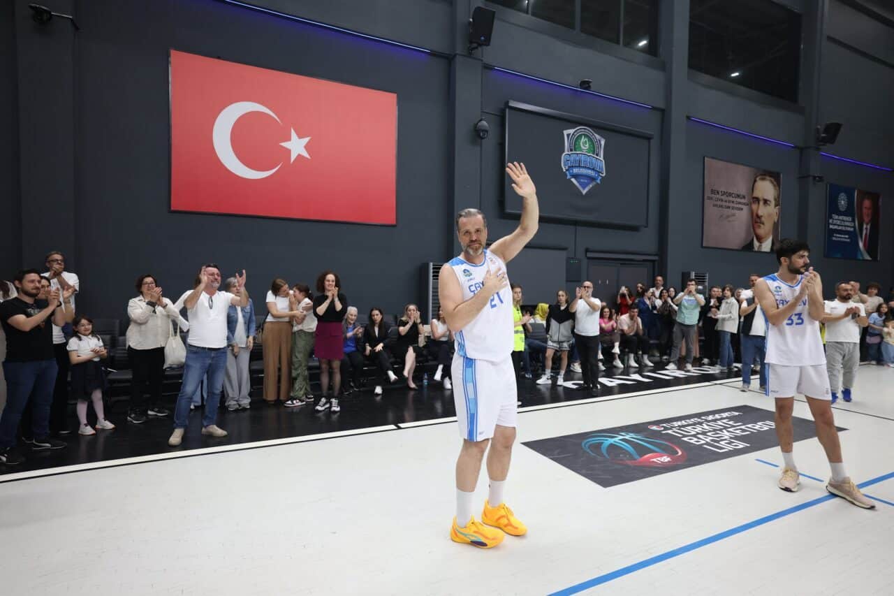 Türkiye Basketbol Ligi'nde yarı finale kadar yükselen Çayırova Belediyesi'nde forma