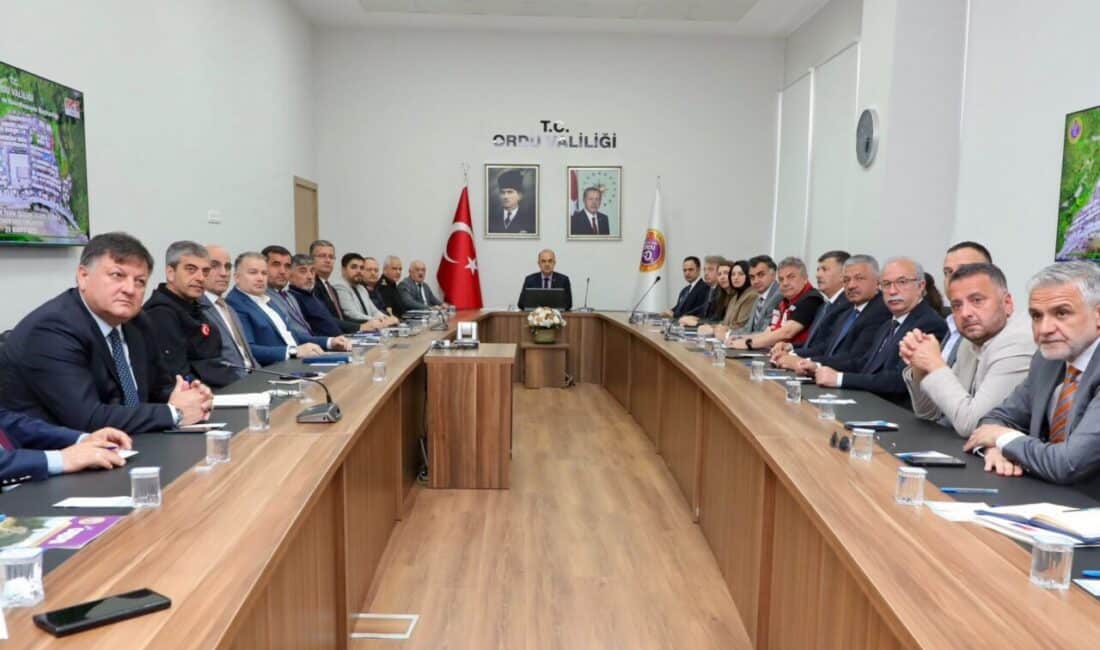 Valilik toplantı salonunda yapılan hazırlık toplantısına, Vali Muammer Erol’un yanı