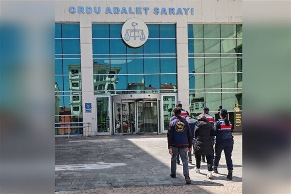 Ordu İl Jandarma Dedektifleri, uyuşturucu operasyonunda 700g metamfetamin, 2 ruhsatsız