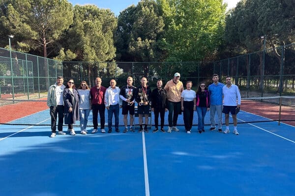 Orhangazi Belediyesi’nin tenis kortlarında gerçekleştirilen turnuvanın final karşılaşmaları 18 Mayıs