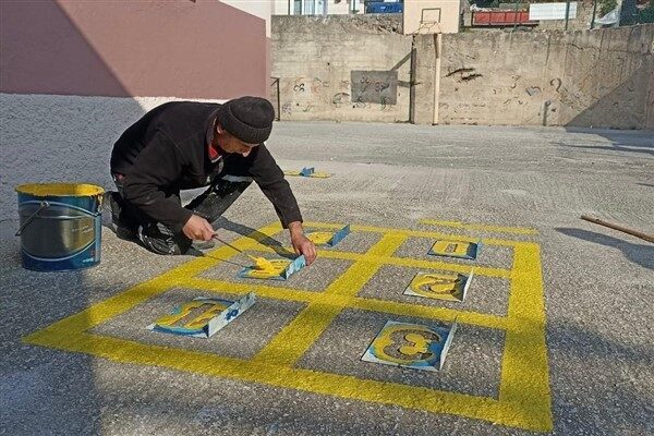 Belediye Fen İşleri ekipleri, ilçedeki okullarda geniş kapsamlı parke taşı