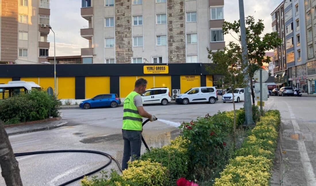 Ekipler, parkların mevsime uygun bakımını yaparak çocuklara ve ailelere daha