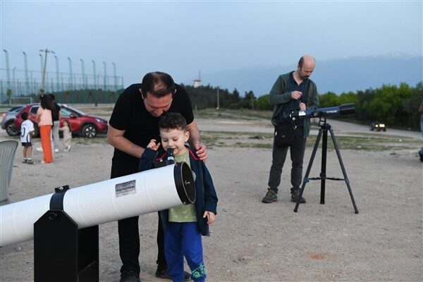 Etkinliğe katılanlara bilim eğitimi uzmanları ve amatör astronomlar tarafından ışığın