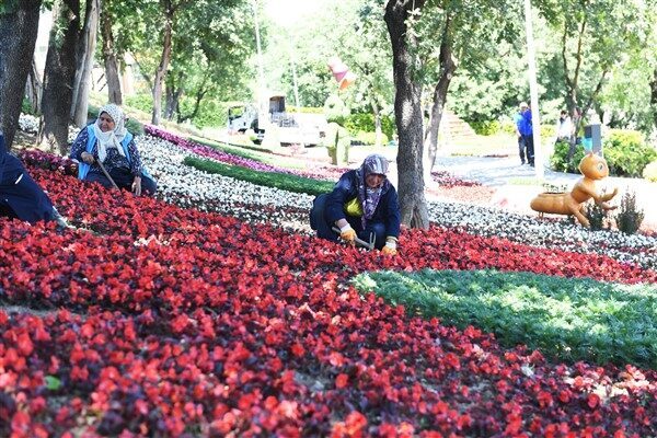 Osmangazi Belediyesi, tarafından ilçedeki park, meydan ve yeşil alanlara 14