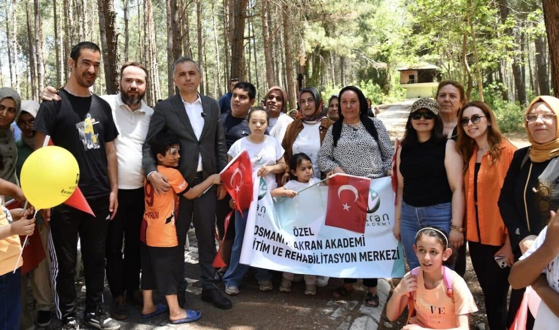 Piknikte katılımcılar müzik eşliğinde oyunlar oynayıp renkli parkur aktiviteleriyle vakit