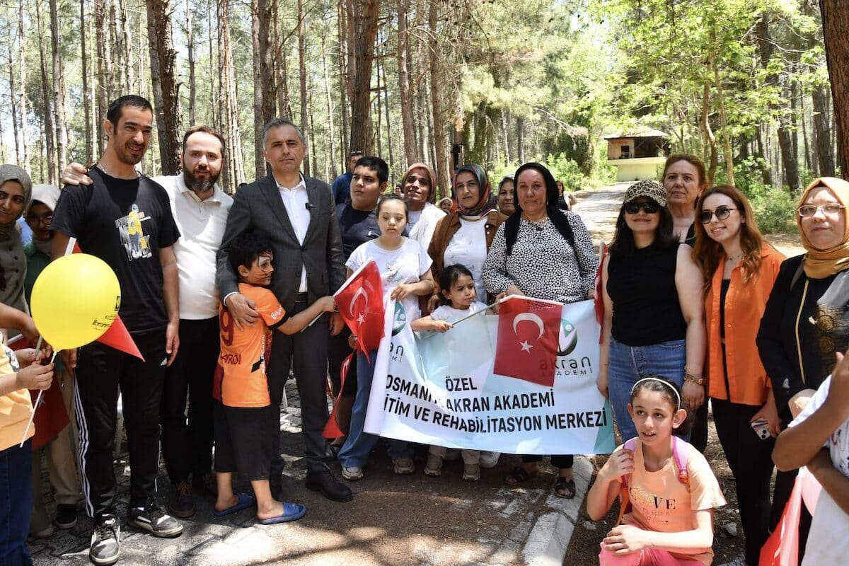 Piknikte katılımcılar müzik eşliğinde oyunlar oynayıp renkli parkur aktiviteleriyle vakit