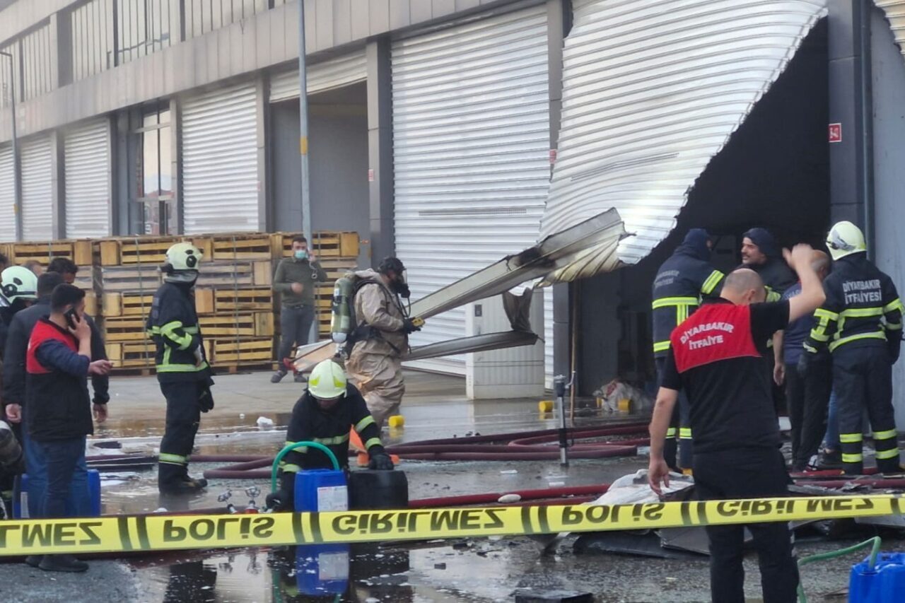 Kayapınar ilçesindeki 4. Oto Sanayi Sitesi'nde çıkan yangına Bşk. Serra