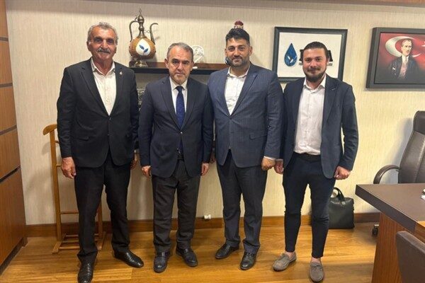 DEVA Partisi Bursa İl Başkanı Tayfun Öztürk, freelance fotoğrafçılık yapanların