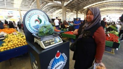 Pamukkale Belediyesi’nin güvenli tartı uygulaması kapsamında Zabıta Müdürlüğü ekipleri pazar