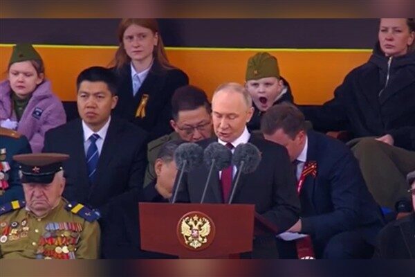 Rusya Devlet Başkanı Vladimir Putin, gazileri ve vatanseverleri övgüyle anarak,