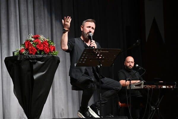 Isparta Belediyesi'nin düzenlediği kültürel etkinlikte radyocu ve şair Talha Bora