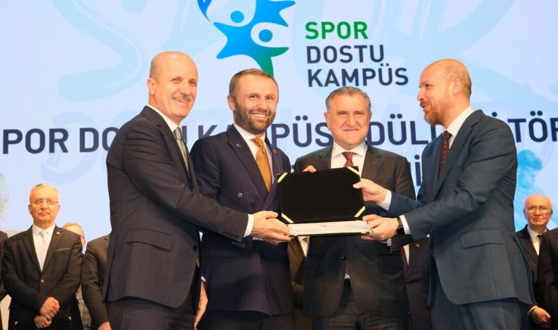 Üniversite Halk Dansları Topluluğu'nun halk oyunları gösterisi ile başlayan tören