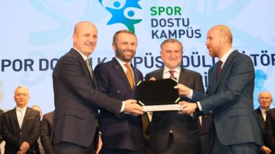 Üniversite Halk Dansları Topluluğu'nun halk oyunları gösterisi ile başlayan tören