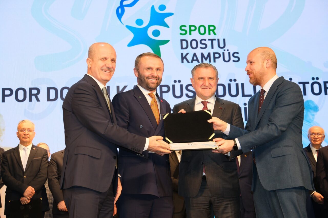Üniversite Halk Dansları Topluluğu'nun halk oyunları gösterisi ile başlayan tören