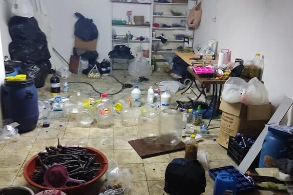 Gıdaya uygun olmayan koşullarda üretim yapan ve ruhsatsız faaliyet gösteren