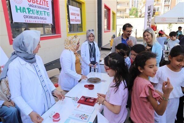 Saygı Duruşu ve İstiklal Marşı’nın okunmasıyla başlayan program, İl Milli
