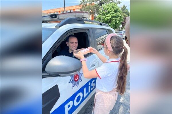 Arifiye İlçesi'nde Trafik Haftası etkinliğinde Bekir Sıtkı Durgun İlkokulu öğrenci