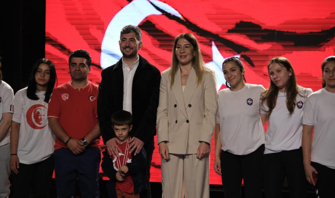 19 Mayıs kutlamalarında Sapanca Belediyesi Amfi Tiyatro’da düzenlenen güreş gösteri
