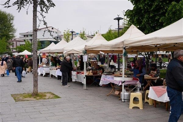 Düzce Sanat Sokağı, 'Anneler Günü' konseptiyle açıldı. Kadın üreticilerin el
