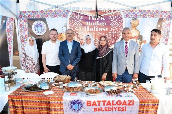 Sanat Sokağı'nda gerçekleştirilen etkinliklere Malatya Büyükşehir Belediye Başkanı Sami Er