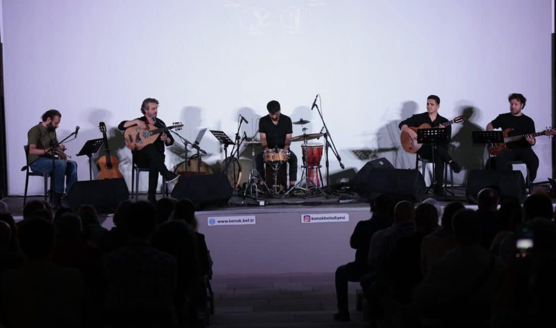 Konserde klasik kemençede Onur Tuzlacı, bas gitarda Olgun Kılıç, klasik
