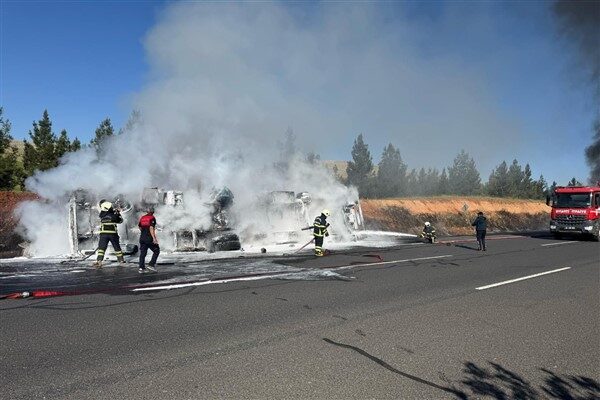 Şanlıurfa'nın Haliliye ilçesinde meydana gelen trafik kazasında, akaryakıt yüklü araçta