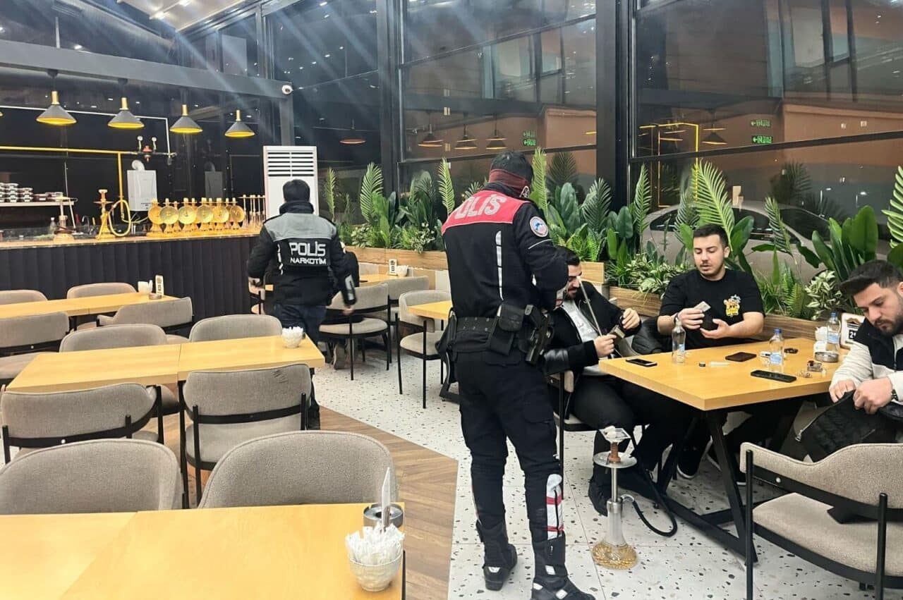 Haliliye ilçesi Karşıyaka Mahallesi'nde gerçekleştirilen asayiş ve trafik uygulamasında 352