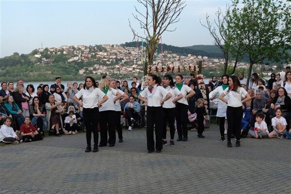 Sapanca'da düzenlenen Hıdırellez etkinliğinde Roman dansı, halk oyunları ve yerel