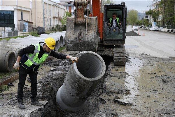 SASKİ, Geyikkoşan Caddesi'nde içme suyu hatları döşüyor. Yoğunpelit Mahallesi'nde 5