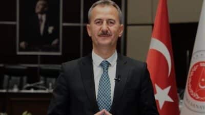 Prof. Dr. Haluk Görün, TEKNOFEST KKTC'deki stantları ziyaret ederek gençlerle