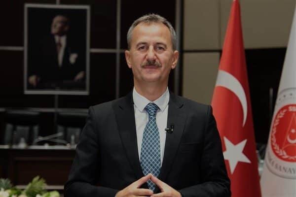 Prof. Dr. Haluk Görün, TEKNOFEST KKTC'deki stantları ziyaret ederek gençlerle