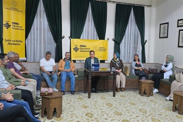Gazi Kültür Sanat Merkezi'nde düzenlenen programa, Akademisyen Doç. Dr. Emrullah