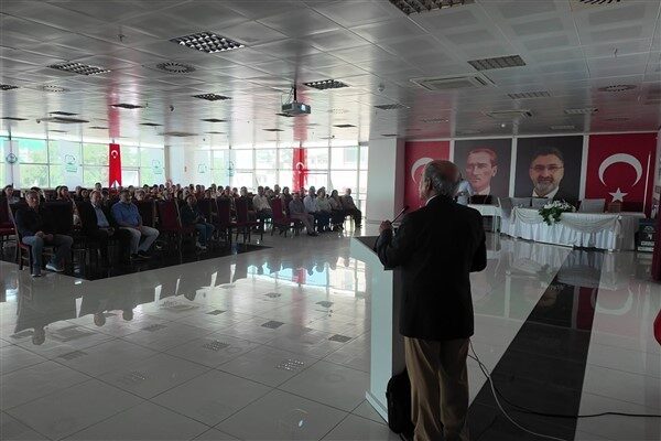 Konferansın konuşmacısı, Akdeniz Kan Hastalıkları Vakfı Başkanı ve aynı zamanda