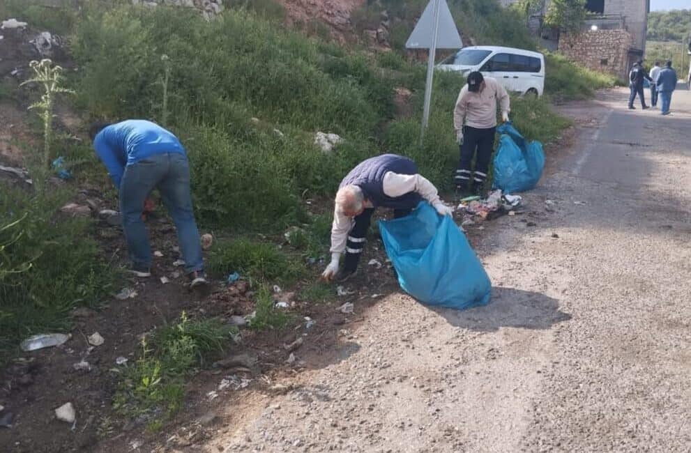 Silvan Belediyesi ekipleri Sulubağ ve Bayrambaşı köylerinde temizlik seferberliği başlattı.